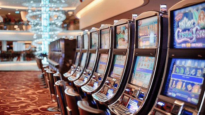 Layar menampilkan permainan slot online populer dengan tema beragam